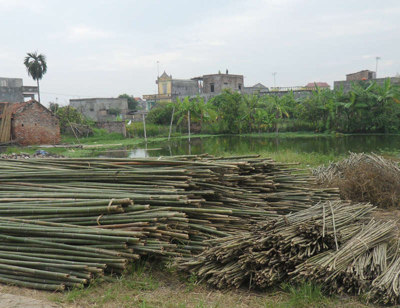 Tranh tre Vinh Hoa -em bé ôm gà, chất liệu tre hun khói